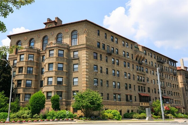 Building Photo - 14 N Chatsworth Ave Unit 2B