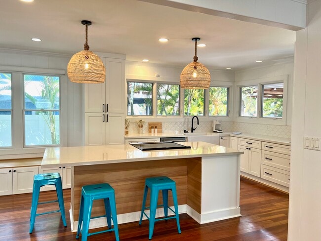 island seating for 4 - 156 N Kalaheo Ave House