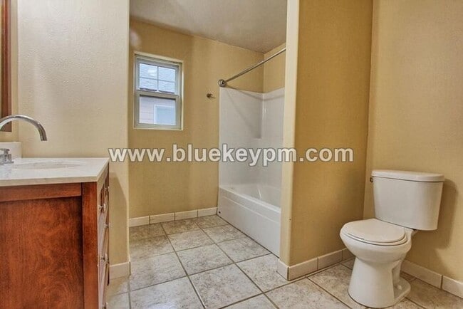 Photo - 2 Bed, 2 Bath Home with a Large Yard Near Glenfair Park