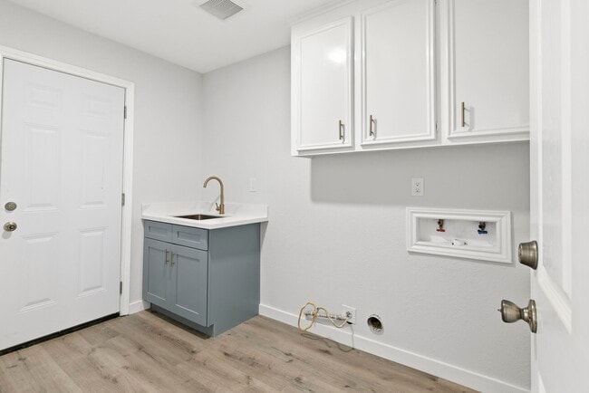 Photo - 15215 Parkville Dr