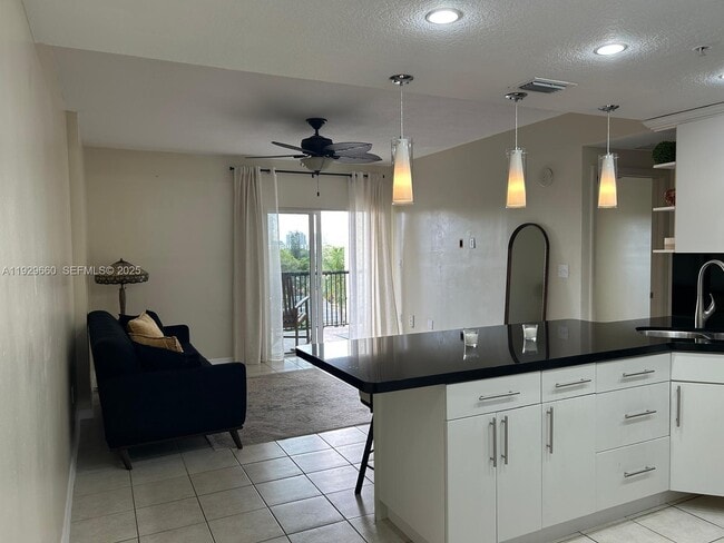 Photo - 3410 Coral Wy Unidad 505