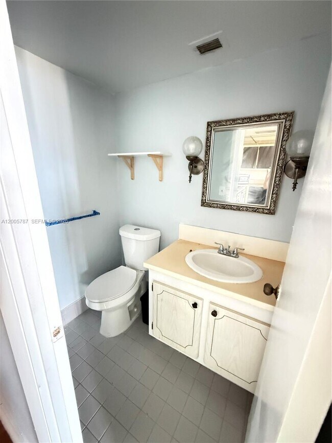 Photo - 2025 NE 164th St Unit 1007