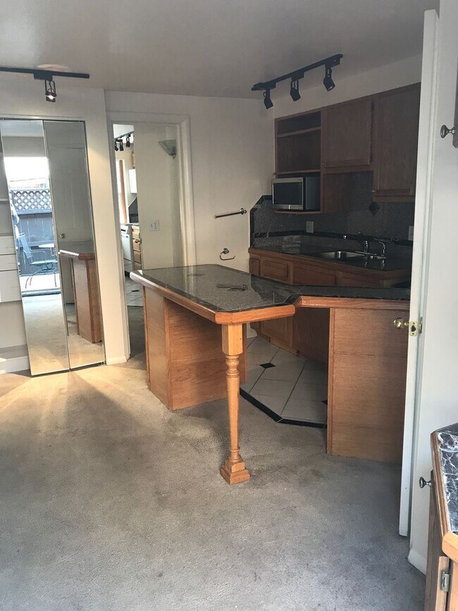 Photo - FIRST FLOOR 1 BD in PERFECT SoBo location ... Unidad 680-111