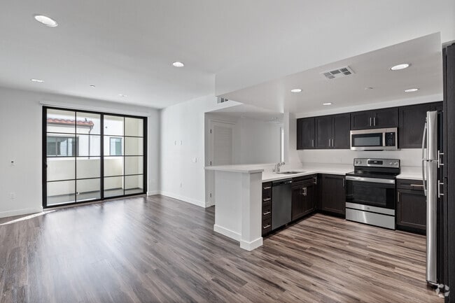 2BR, 2BA - 947SF