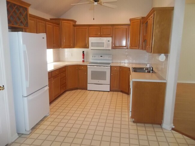 Photo - 4 BEDROOM, CONVENIENT LOCATION