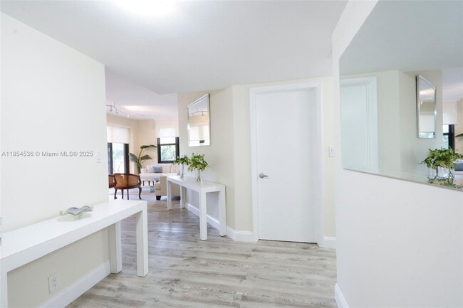Photo - 1121 Crandon Blvd Unidad E108