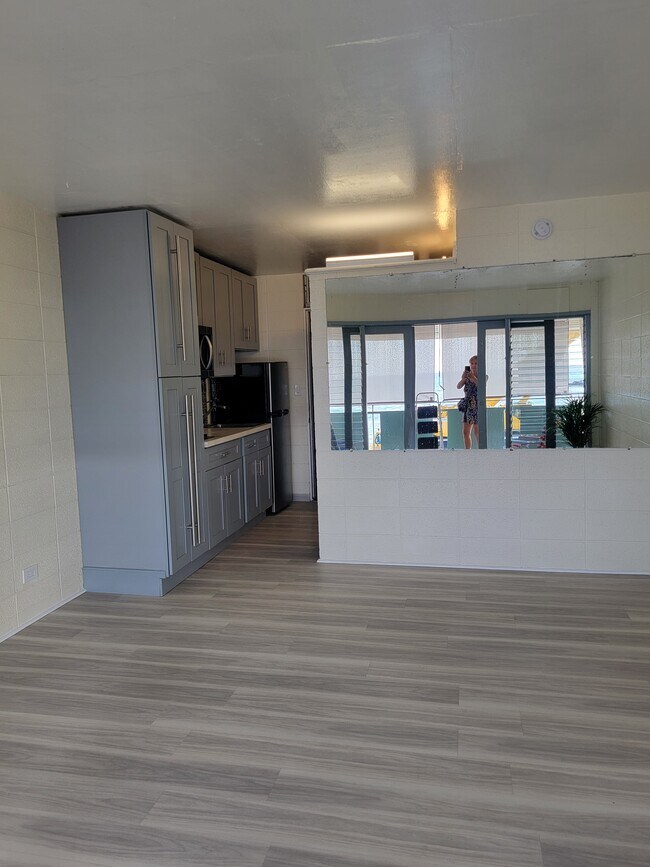 Living area looking towards kitchen - 85-933 Bayview St Unit #304