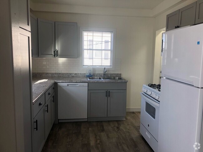 Building Photo - 4 bed 2 bath single family home
