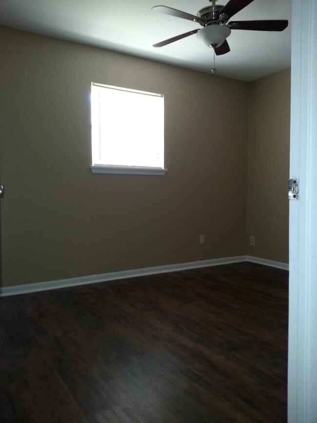 Building Photo - 4665 Hartel Unit #4 Rental