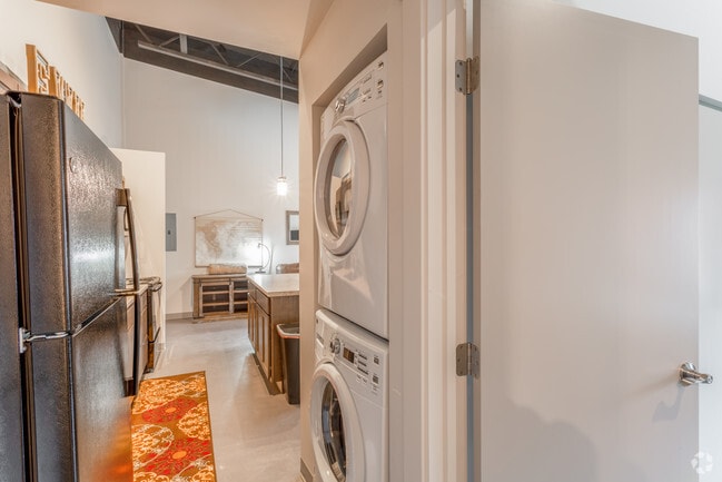 1BR, 1BA - 670 SF
