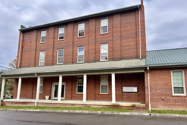Building Photo - 111 W McKinney Ave Unit #B Rogersville, TN 37857