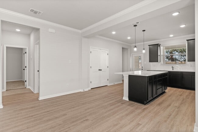 Photo - 704 La Parra Bend