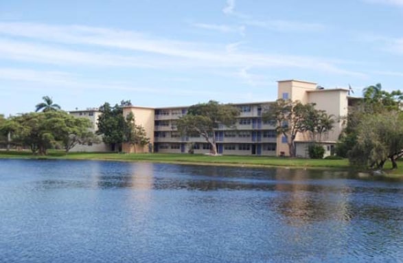 Photo - Palm Lake Apartments