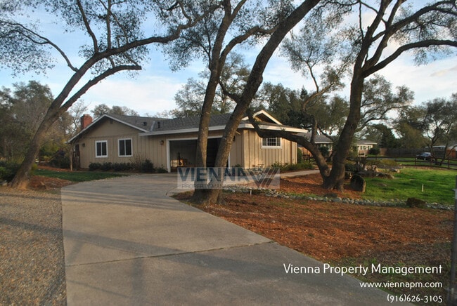 Building Photo - 7457 Shadow Oaks Ln Rental
