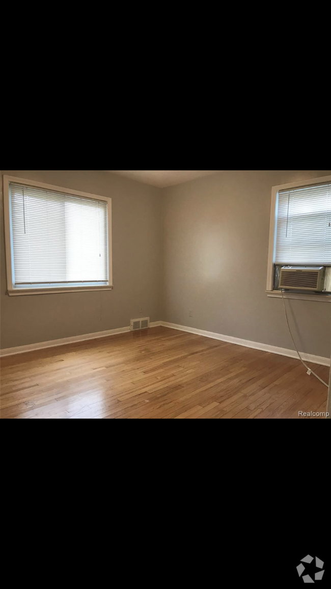 Building Photo - 2109 E 11 Mile Rd Unit Front Bedroom Rental