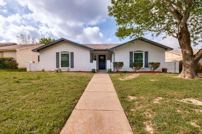 Building Photo - Solar-Powered 3BD in Lancaster with Included Yard Care & Low Utilities