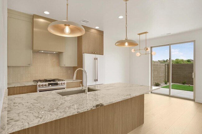 Photo - 990 Manen St