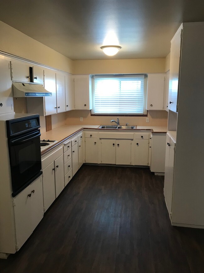 Building Photo - Clovis home for rent.