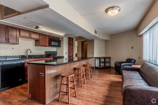 2 habitaciones, 2 baños - 732 pies cuadrados - Sala de estar - Pierpont Place