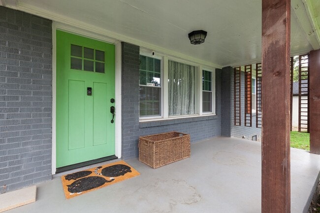 Photo - Renovated 3/2 w/ Fenced In Backyard and Co...
