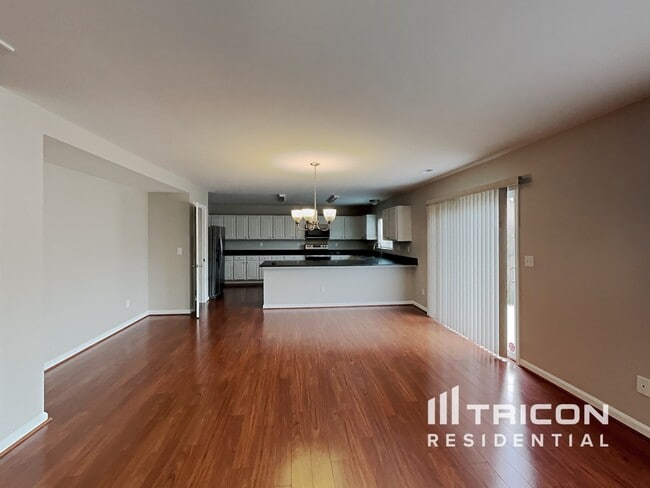 Photo - 11019 Kinnairds St