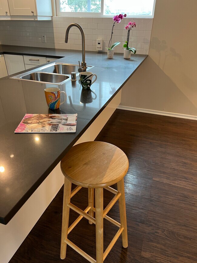 Stone kitchen counter to seat 4