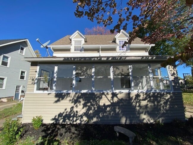 Building Photo - Bright 3BR / 2 Bath Bungalow Near Parks & ...