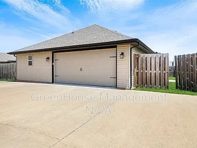 Photo - 702 SW Willowpoint Rd