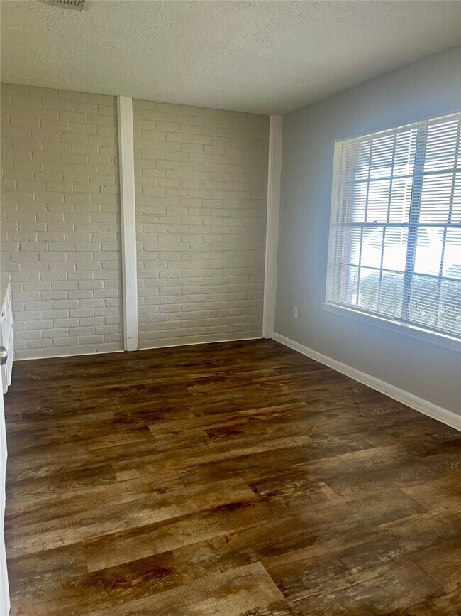 Photo - 2115 Yorktown Ct S