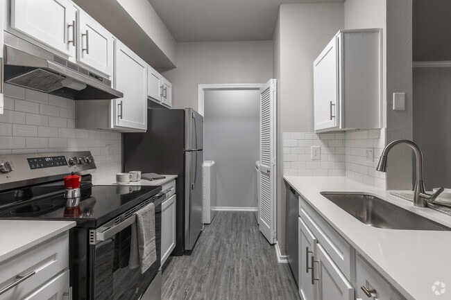 2BR, 1BA - 934SF - Kitchen