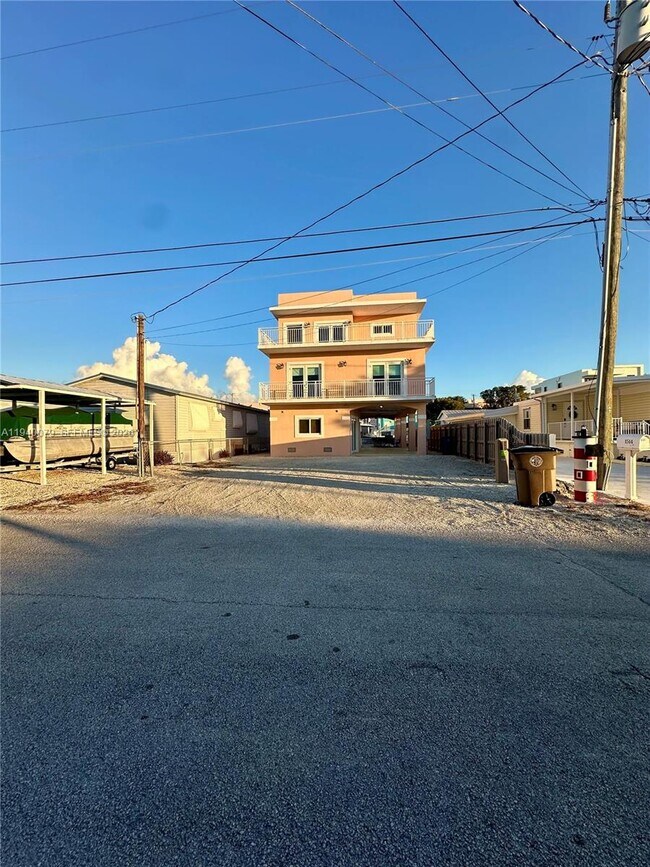 1516 Aqueduct Ln