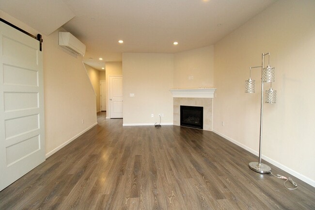 Photo - 3 Bedroom Luxury Townhouse in Beautiful Happy Valley