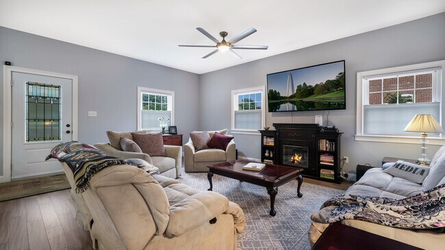 Living room - 321 E Jefferson St Unidad Legion2