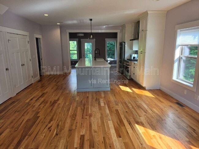 Photo - 156 Bradley St