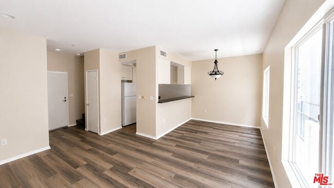 Building Photo - 15200 Sherman Way Unit 104