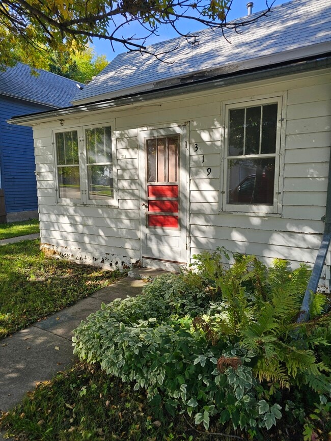 Building Photo - 319 Harris Ave S