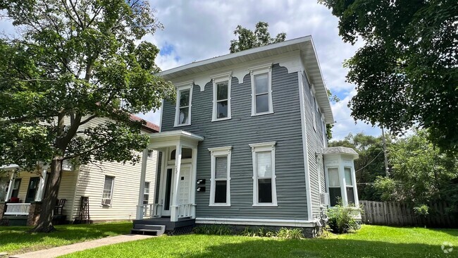 Building Photo - 732 Fairview Ave NE Unit Apt 2