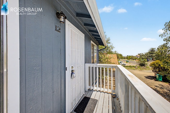 Charming 2-bedrooms, 1-bath upstairs apartment in the heart of Prescott Valley!