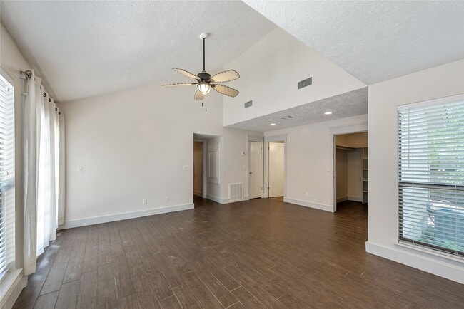 Building Photo - 2824 S Logrun Cir