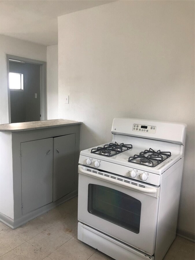 Photo - 404 James St