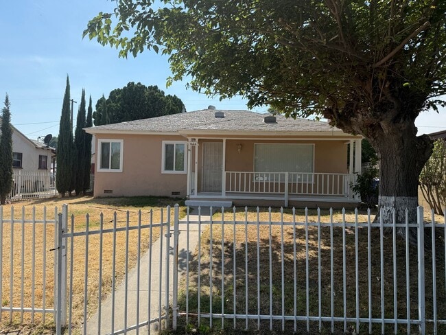 Building Photo - House for rent