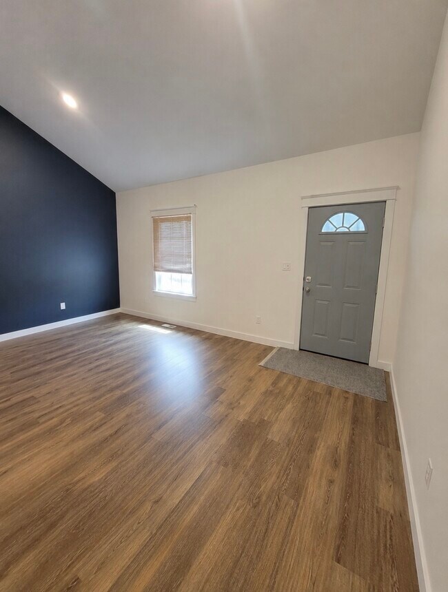 1679 Pickens Cir
