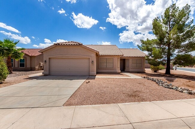 Building Photo - Active Adult living doesn't get better tha... Rental