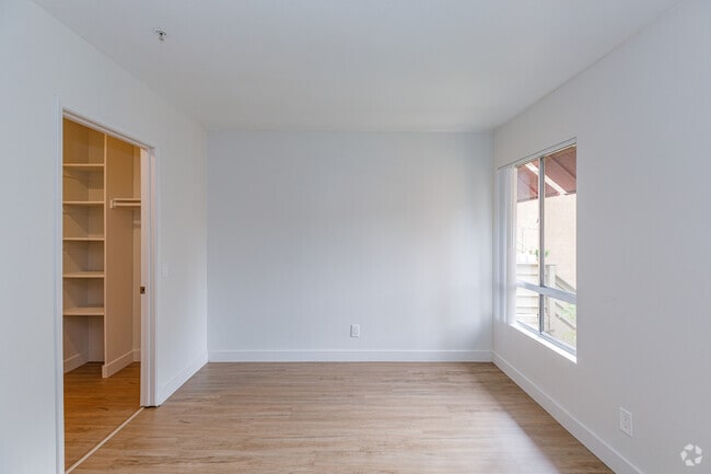 2BR, 2BA - 960SF