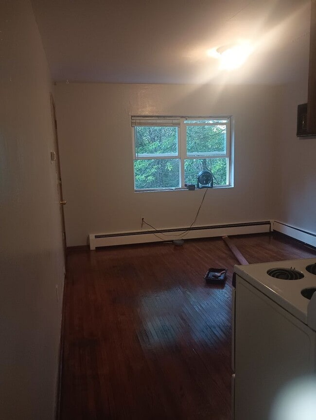 Building Photo - 1 Bedroom 1 Bath in Maplewood  HEAT INCLUDED Unit #3 Rental