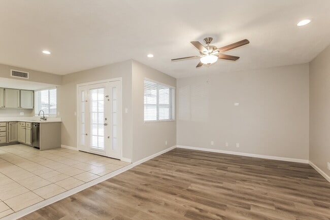 Photo - 560 E Morrow Dr