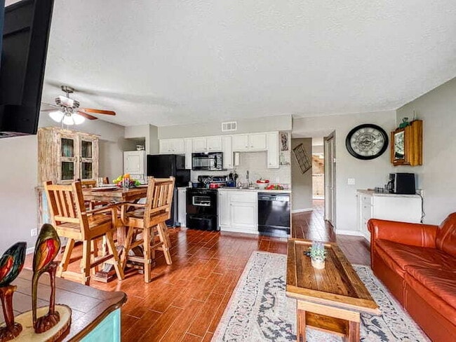 Photo - Adorable 1BR - Ground Entry Available FULLY FURNISHED Unit 3