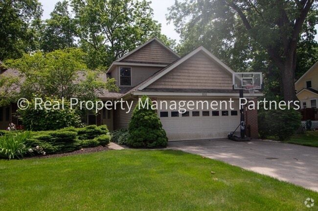Building Photo - Fully Furnished 3BR/2BA Condo – Near River...