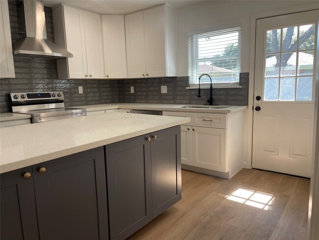 Photo - 2825 8th Ave N