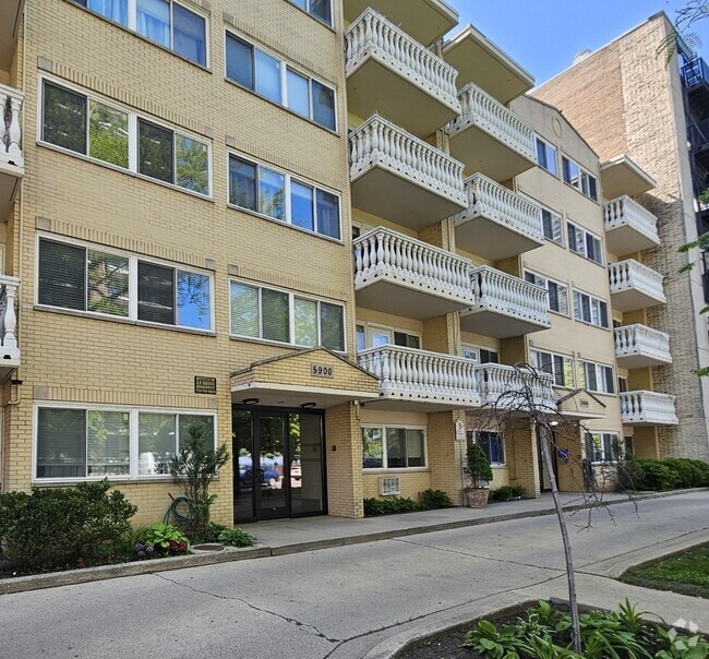 Building Photo - 5906 N Sheridan Rd Rental